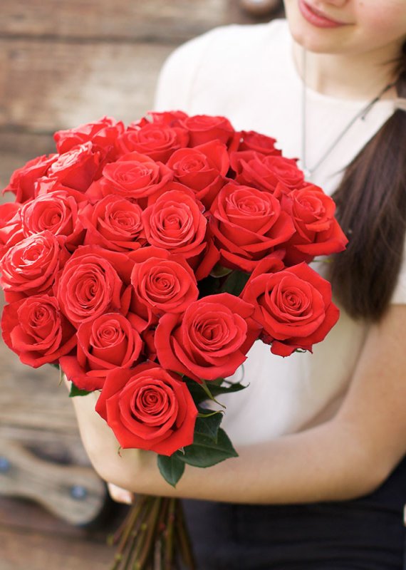 Роза алая Нина 60-70см